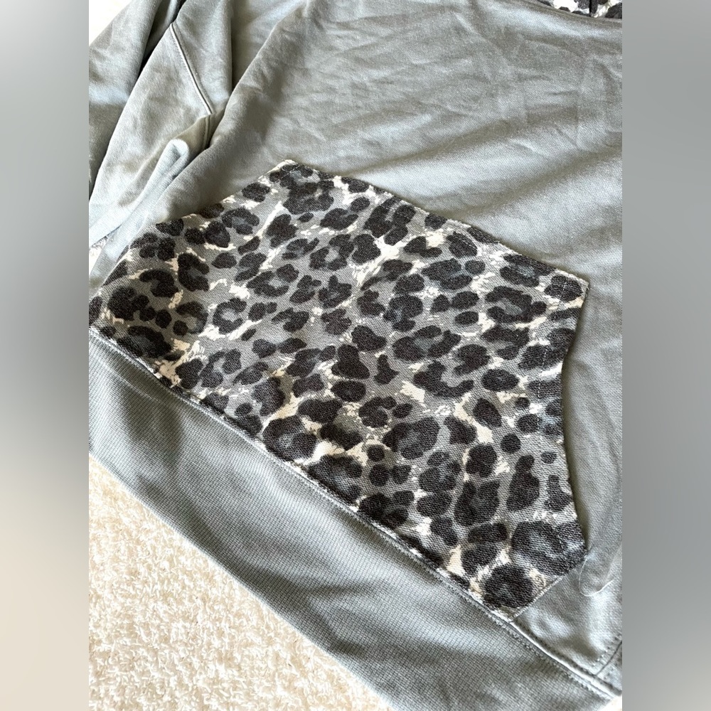 Zenana Cheetah print hooded Sweatshirt size small - Picture 5 of 7